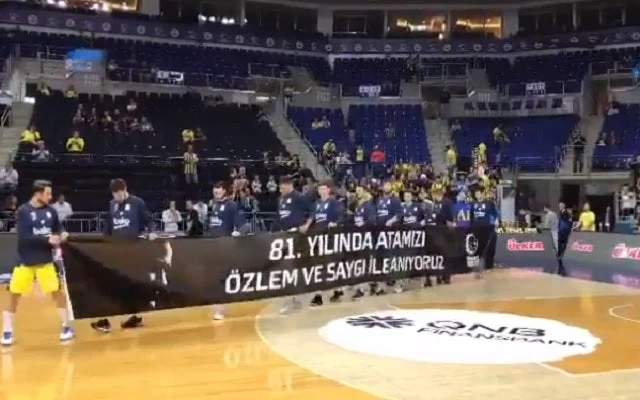 «Σπασμένοι» οι Τούρκοι με τον Σλούκα – Εξαγριώθηκαν οι οπαδοί της Φενέρ γιατί δεν άγγιξε το πανό για τον Κεμάλ -Βίντεο